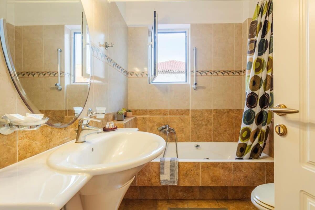 Spacious Urban Haven-Family Home, Perfect Location Kalamata Exterior foto